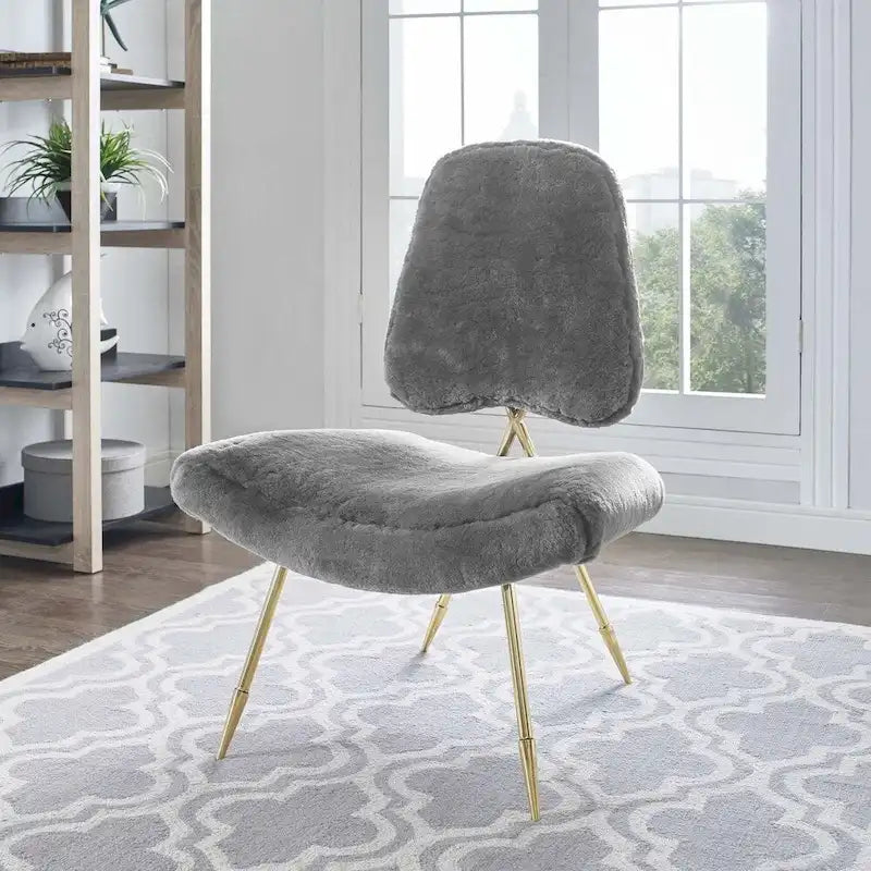 Gepolsterter Schaffell-Loungesessel mit Goldstahlrahmen