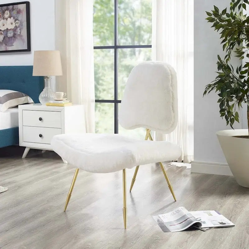 Gepolsterter Schaffell-Loungesessel mit Goldstahlrahmen